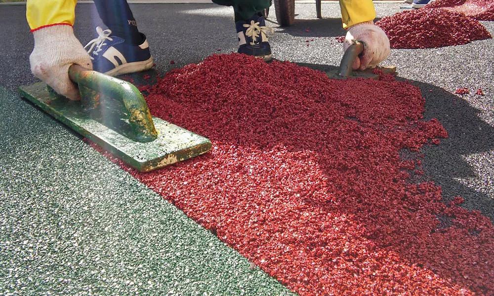 Укладка покрытий из резиновой крошки в Новокуйбышевске фото 1