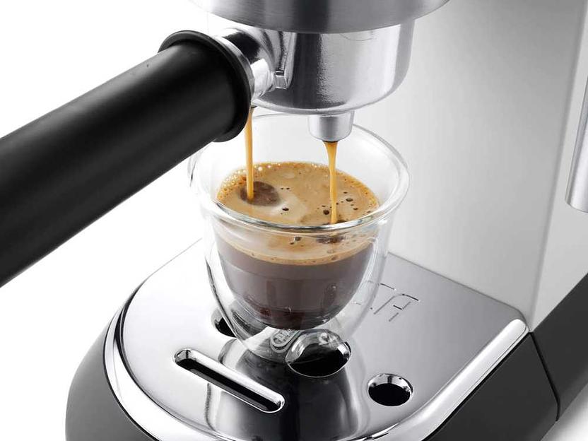 Кофеварка рожковая Delonghi EC685.W 1350Вт белый фото 4