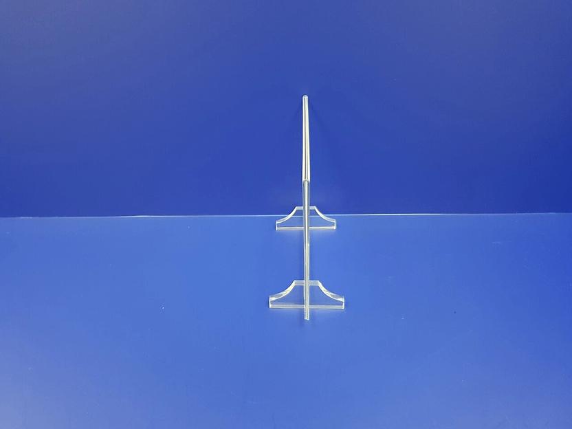 Подставка из оргстекла для меню формат а5 горизонтальная на ножках. фото 3