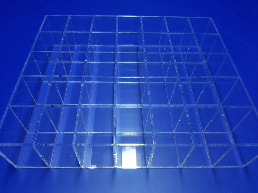 Короб из оргстекла с ячейками 35 ячеек. фото 1