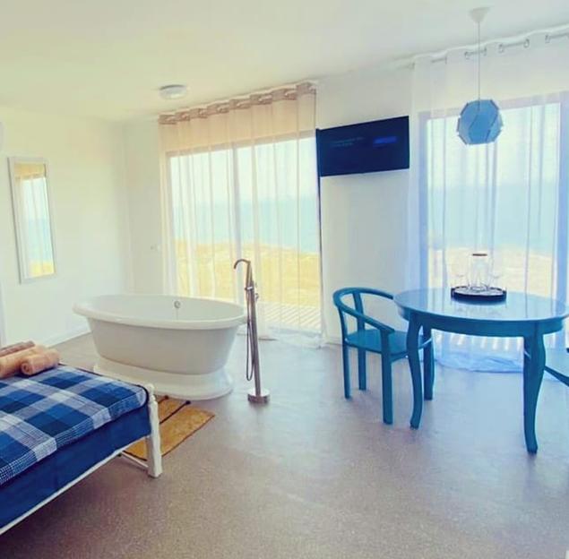 Мраморная ванна Castone «Неона» на подиуме фото 7