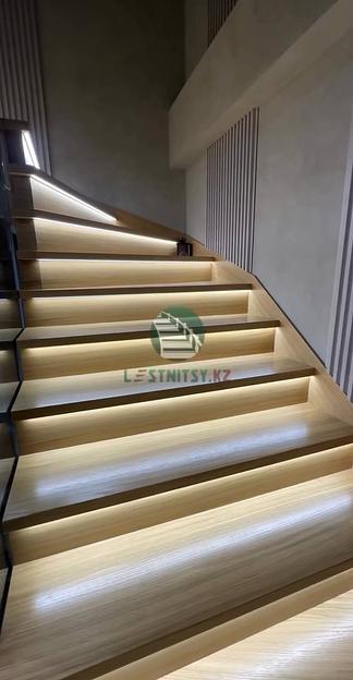 Лестница поворотная с площадкой и ограждением из графитового стекла под заказ фото 3