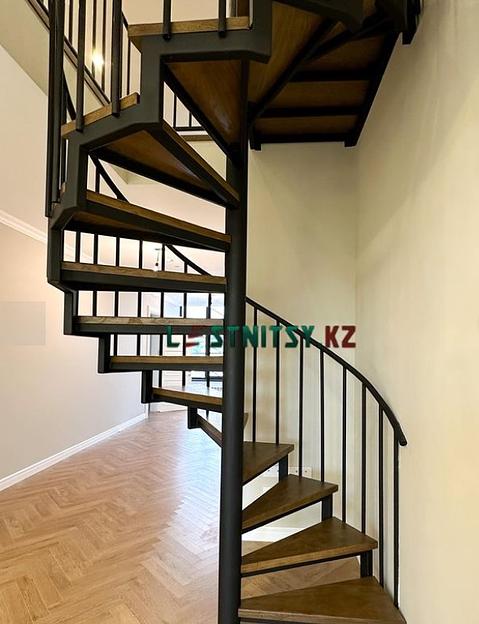 Лестница винтовая с металлическим ограждением под заказ фото 1