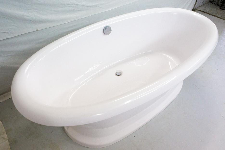 Мраморная ванна Castone «Неона» на подиуме фото 3