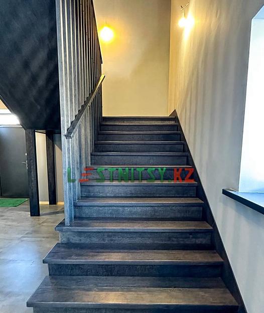 Лестница с ограждением из деревянных реек под заказ фото 4