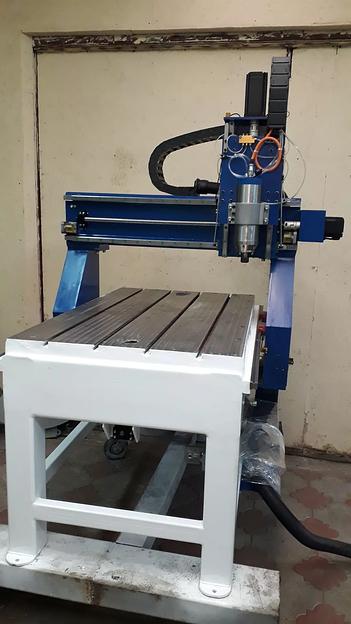 Трёхосевой фрезерный станок ЧПУ для металлообработки фото 1