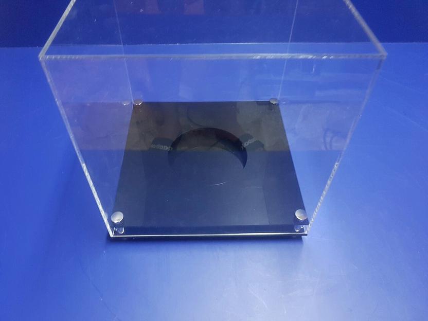 Короб из оргстекла для сувенирного мяча. фото 2