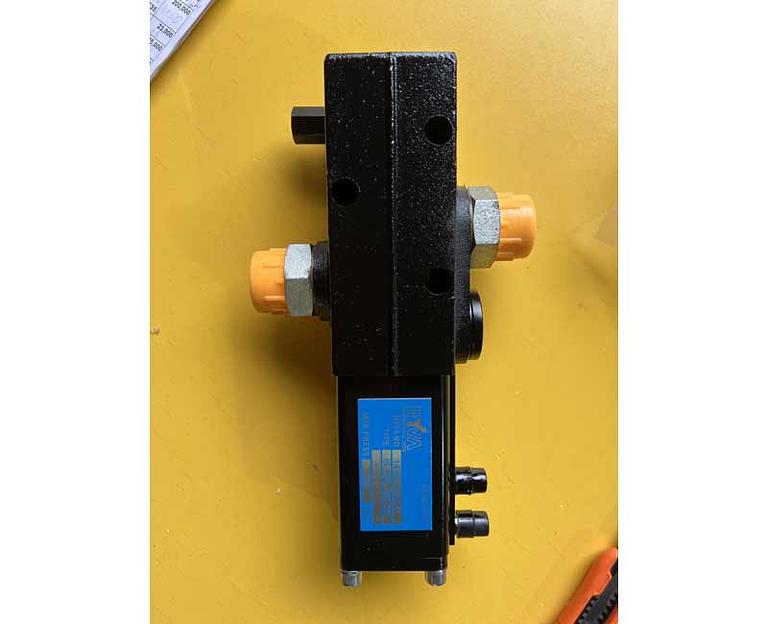 Клапан подъема кузова HOWO T5G, SITRAK C7H 8x4/6x4 34BQK-E20L фото 2