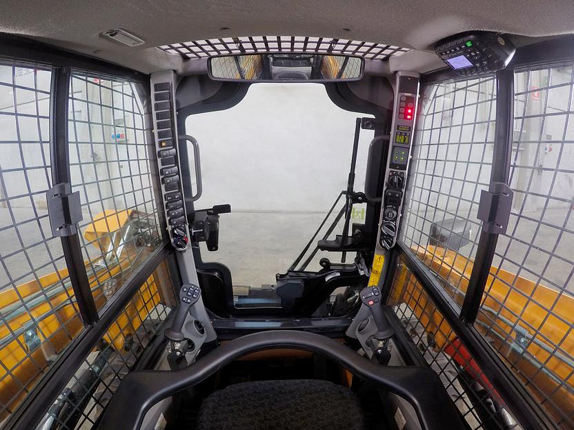 Мини-погрузчик колёсный CASE SV185B фото 3