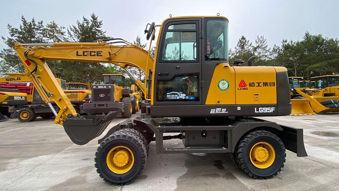 Колесный экскаватор SDLG LG95F фото 1