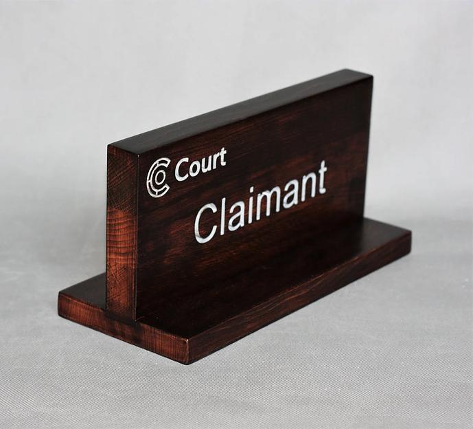 Табличка настольная из тонированного бука на подставке под заказ фото 2