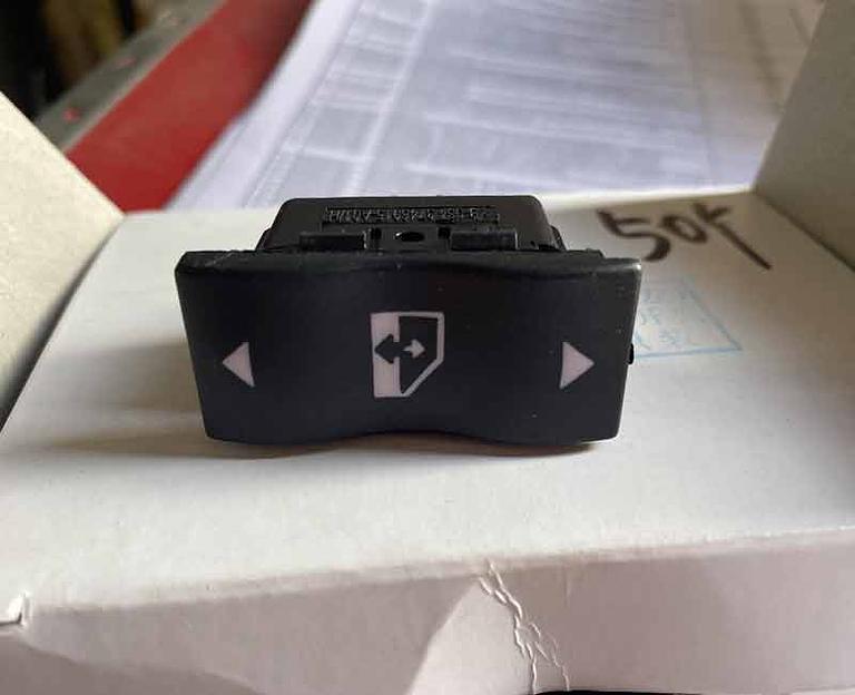 Кнопка стеклоподъемника FAW J6 3746015-A01 фото 1