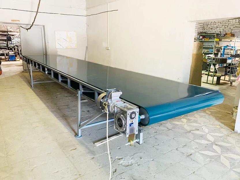 Горизонтальный ленточный конвейер для широких и тяжелых грузов. фото 1