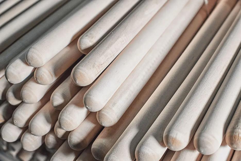 Черенок деревянный для мётел, щёток Ф25 мм, в/с, сухой, шлифованный с резьбой 1200 мм ОПТ фото 1