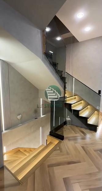 Лестница поворотная с площадкой и ограждением из графитового стекла под заказ фото 5