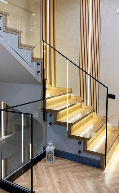 Лестница поворотная с площадкой и ограждением из стекла под заказ фото 5