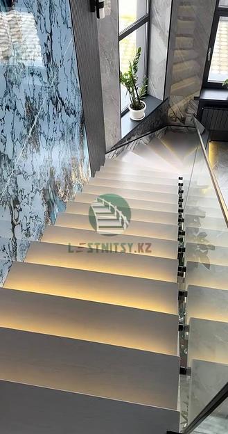 Лестница поворотная консольная с ограждением из стекла под заказ фото 8