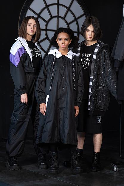 Укороченный чёрный трикотажный топ с принтом «Allergic to Color» ОПТ фото 3