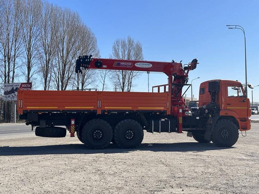 Бортовой камаз 43118 с КМУ HORYONG 206 фото 1