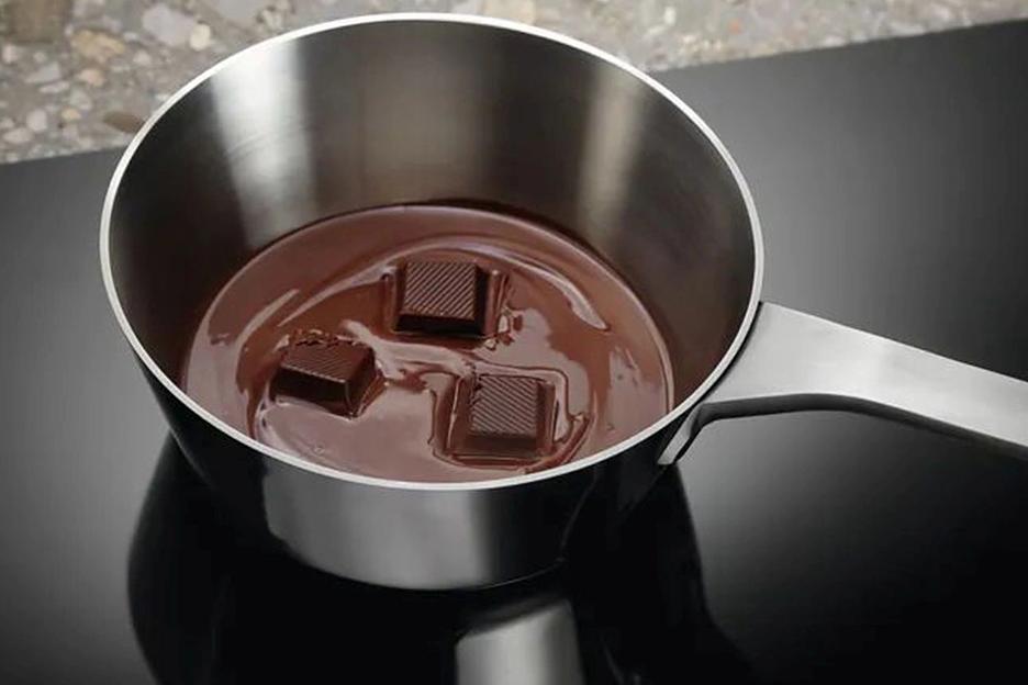 Индукционная варочная поверхность Electrolux EIV84550 черный фото 4