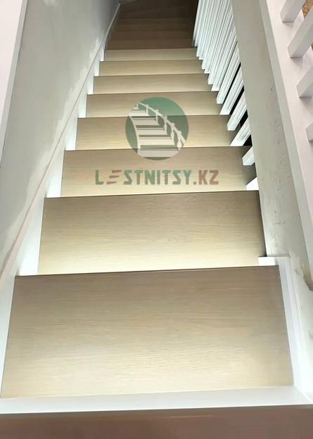 Лестница одномаршевая с высоким деревянным ограждением под заказ фото 6