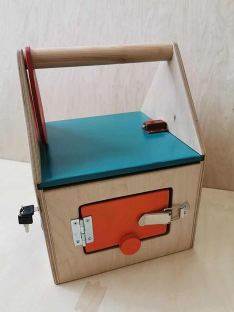 Тактильно-развивающий комплекс «Домик с дверцами и замочками» фото 3