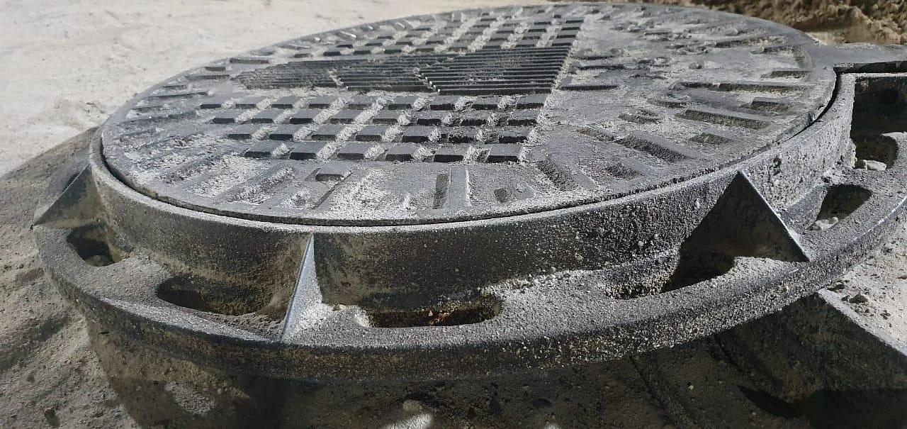 Люк чугунный среднего типа, тип С (12,5т) 70кг 2-х ушков. опт фото 1