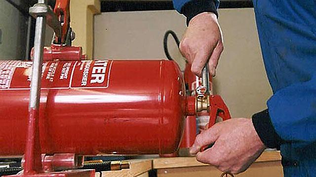 Услуга по перезарядке огнетушителей фото 3