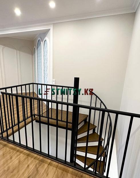 Лестница винтовая с металлическим ограждением под заказ фото 8