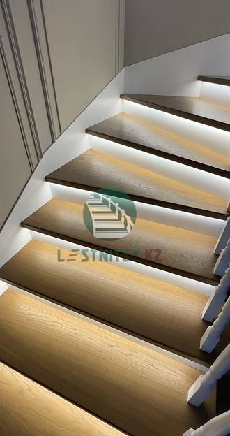 Лестница классическая поворотная на 90° с ограждением окон под заказ фото 3