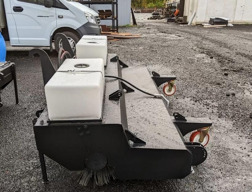 Щетка с бункером на экскаватор погрузчик JCB 3сх 4сх фото 1