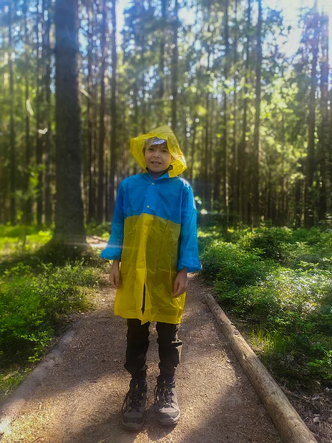 Детский виниловый дождевик на кнопках с местом под рюкзак фото 1