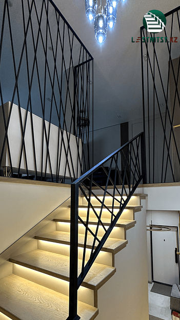 Лестница с металлическим ограждением под заказ фото 6