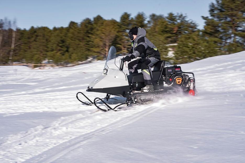 Снегоход Бурлак Егерь стандарт 18,5 л.с., 2390*1100*1250 мм. Подвеска: катковая. фото 1