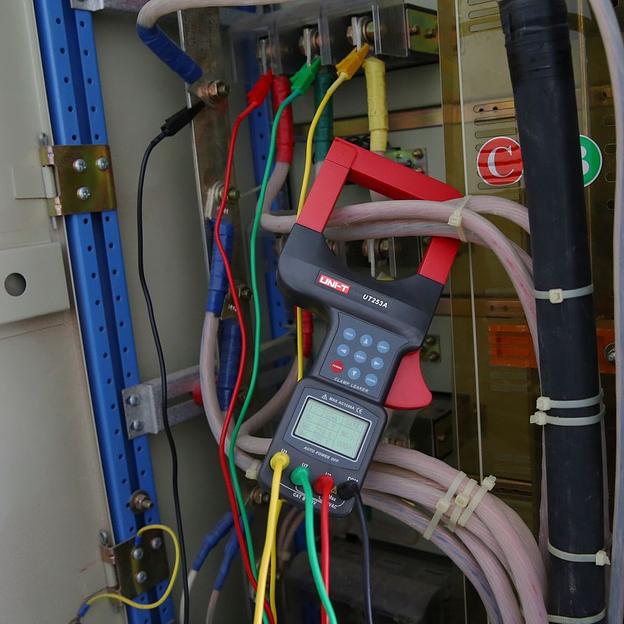 Токоизмерительные клещи UNI-T Токоизмерительные клещи UT253A, 600В, 1200А, 60МОм, увеличенные зажимы фото 2