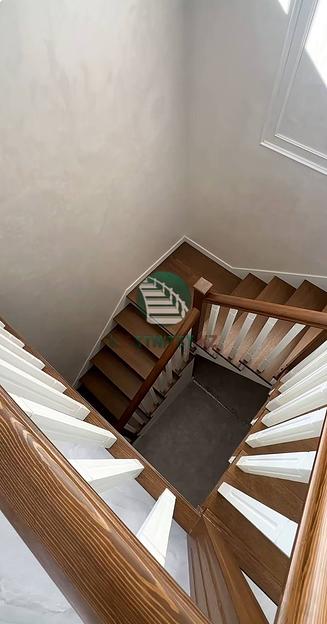 Лестница трехмаршевая с деревянным ограждением под заказ фото 9