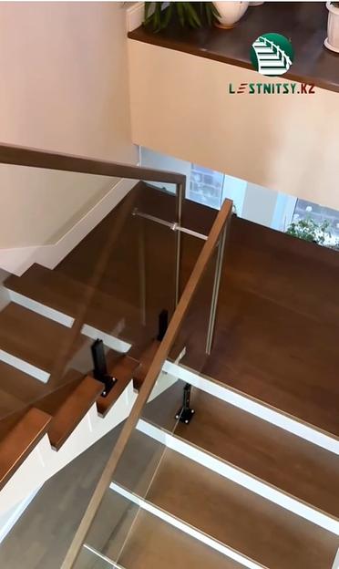 Лестница двухмаршевая с ограждением из стекла под заказ фото 3
