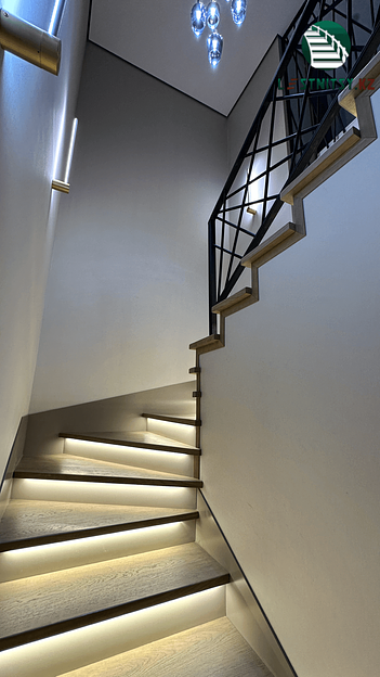 Лестница с металлическим ограждением под заказ фото 2