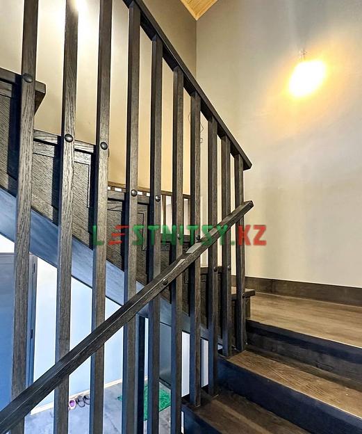 Лестница с ограждением из деревянных реек под заказ фото 5