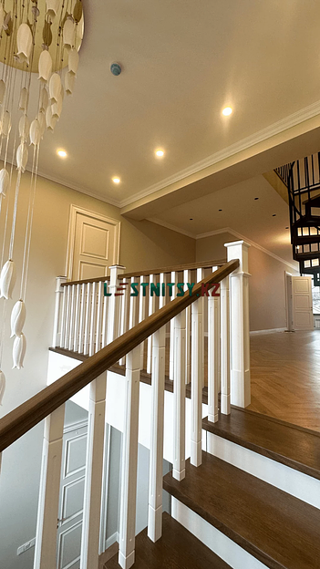 Лестница на металлическом каркасе трехмаршевая под заказ фото 7