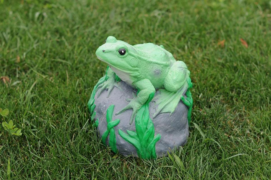 Садовая фигурка из гипса Все в сад «Лягушка на камне» 23×23×23 см фото 1