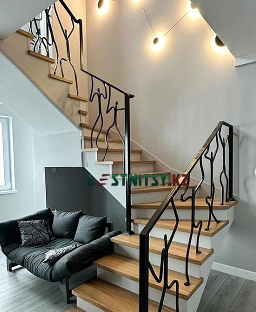 Лестница полувинтовая с кованым ограждением под заказ фото 1