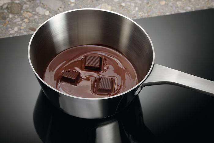 Индукционная варочная поверхность Electrolux LIT30231C черный фото 5