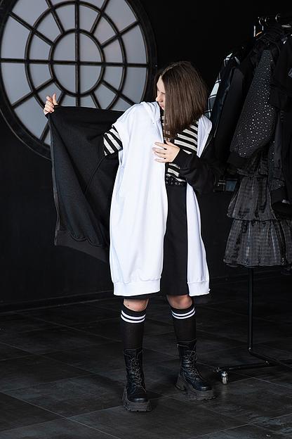 Чёрный удлиненный худи и белый удлинённый жилет на молнии для девочки ОПТ фото 4