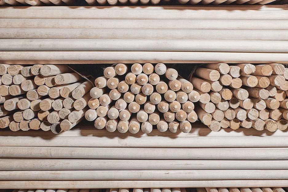 Черенок деревянный для мётел, щёток Ф25 мм, высший сорт, сухой, шлифованный с резьбой 1500 мм ОПТ фото 1