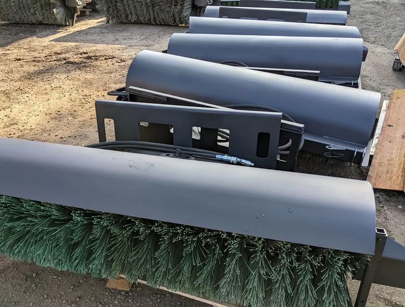 Щетка для минипогрузчика с креплением bobtach фото 1