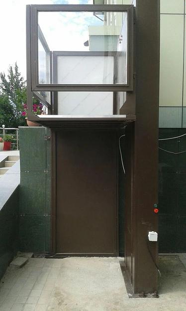 Вертикальный подъёмник для инвалидов с дополнительными поручнями фото 3