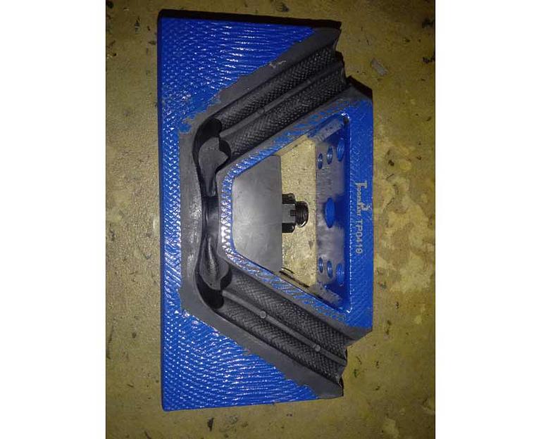 Подушка крепления двигателя задняя 208х119х70 199100590031 TiggerPart фото 1