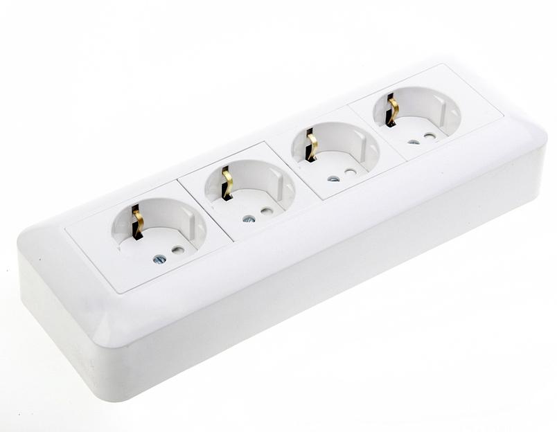 Systeme electric RA16-411M-B ПРИМА Розетка 4 поста наружная с заземлением 250В 16А со шторками белая монтажная пластина фото 1