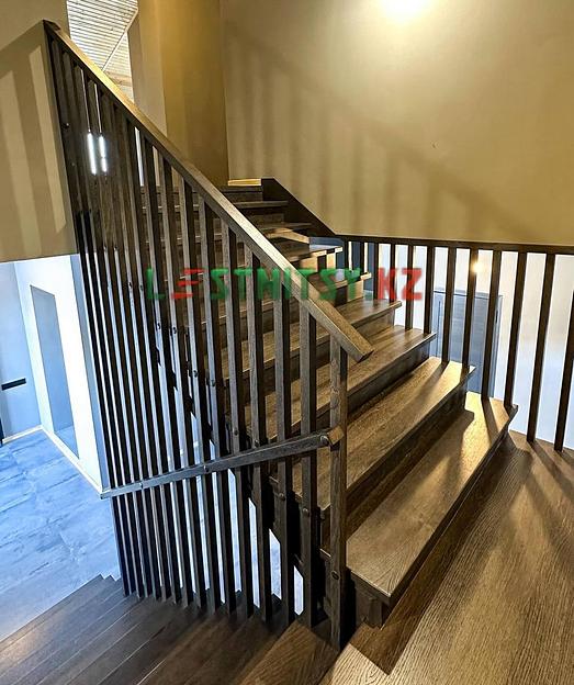 Лестница с ограждением из деревянных реек под заказ фото 6